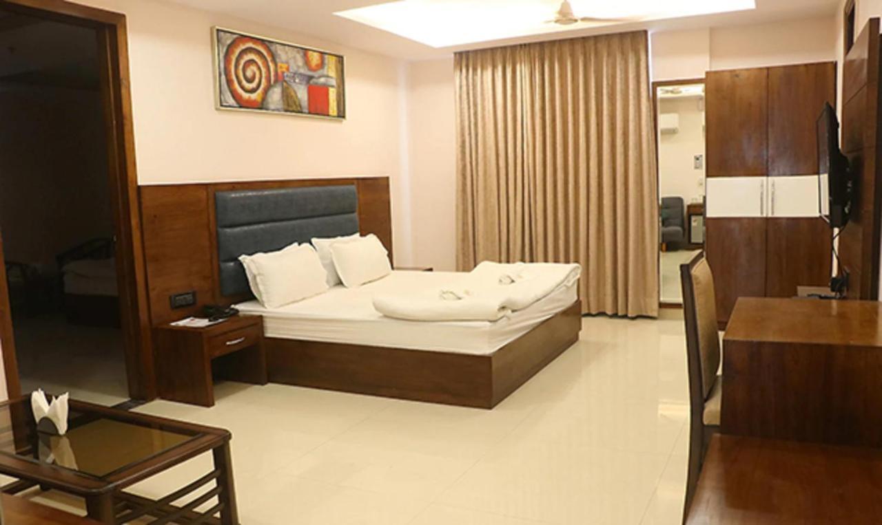 Fabhotel Mid Town Grand Panchkula Exterior foto